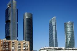 中芯国际什么时候上市？2004年香港与纽约双重上市全解析，揭秘中国芯片巨头的资本之路