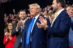 特朗普万斯组合加剧欧洲不安，欧盟外交官：欧洲像迎接风暴的船