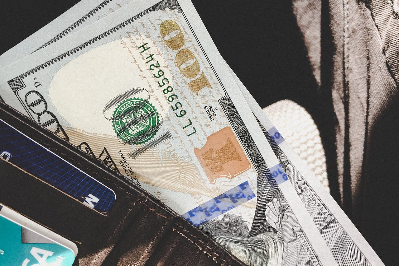 黄金价格暴跌原因解析：美元走强、利率上升、股市吸金，助你避开投资陷阱