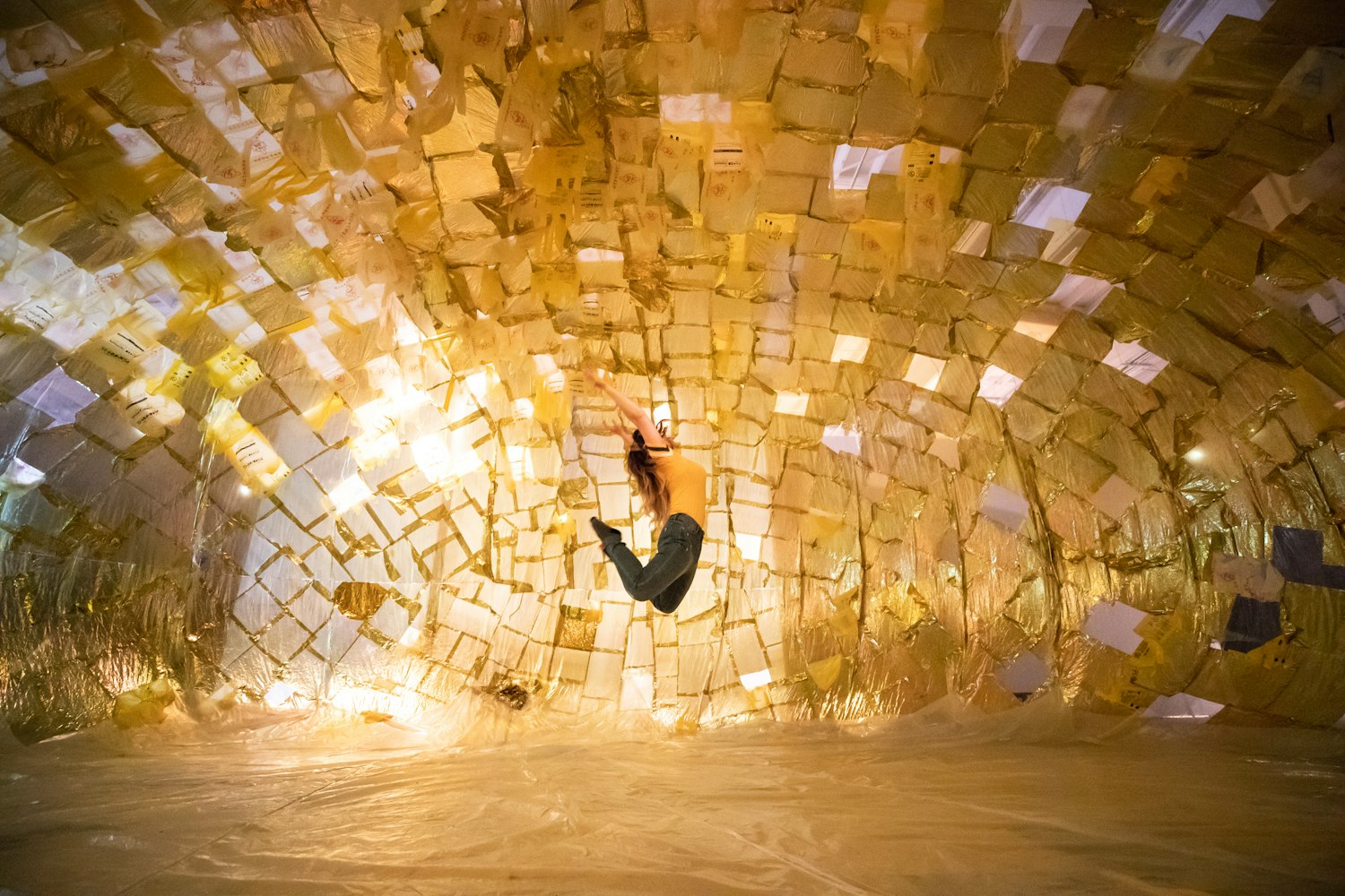 家庭小英雄，3个小孩哥与家中灯起火的惊险一幕